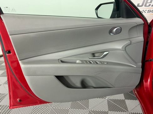 Used 2023 Hyundai Elantra SEL w/ Preferred Accessory Package image 10