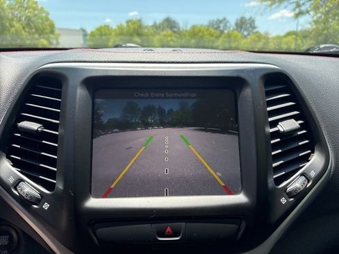 Used 2017 Jeep Cherokee Trailhawk AWD/4WD image 20