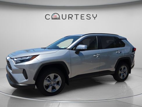 Certified 2025 Toyota RAV4 XLE w/ Convenience Package FWD image 1