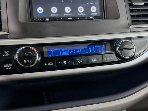 Used 2018 Toyota Highlander XLE w/ Carpet Mat Package (TMS) AWD/4WD image 23
