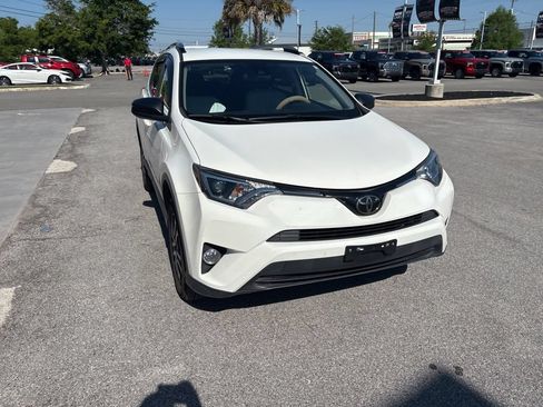 Used 2018 Toyota RAV4 LE FWD image 12