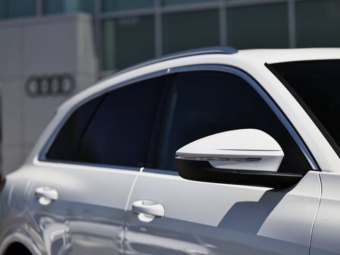 Certified 2025 Audi Q5 Premium w/ Convenience Package AWD/4WD image 3