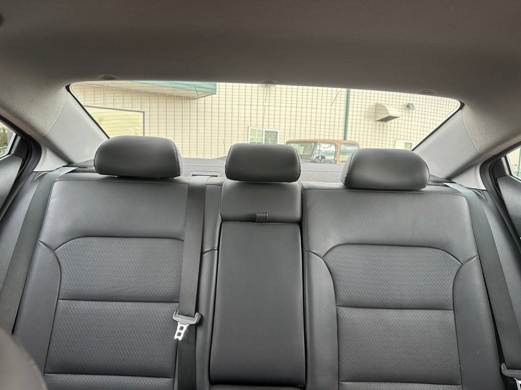Used 2020 Hyundai Elantra Limited w/ Cargo Package (C1) FWD image 32
