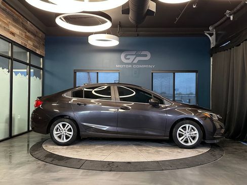 Used 2017 Chevrolet Cruze LT image 2