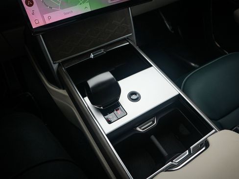 Used 2025 Land Rover Range Rover SV image 30