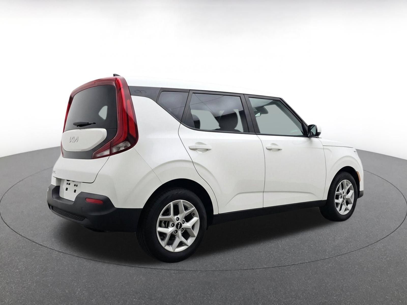 Used 2025 Kia Soul LX w/ LX Technology Package FWD image 8