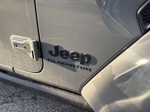 Used 2022 Jeep Gladiator Sport image 12