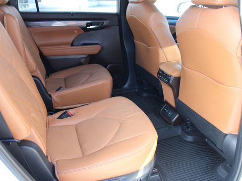 Certified 2021 Toyota Highlander Platinum image 22