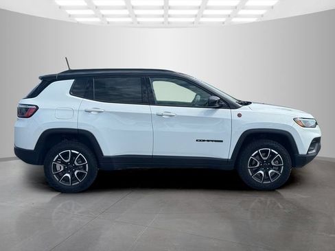Certified 2025 Jeep Compass Trailhawk AWD/4WD image 8