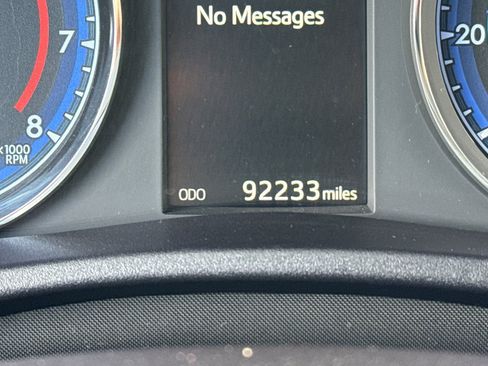 Used 2018 Toyota Corolla XLE image 3