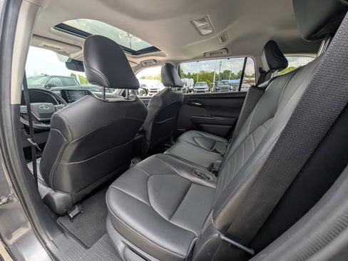 Used 2021 Toyota Highlander XLE image 16