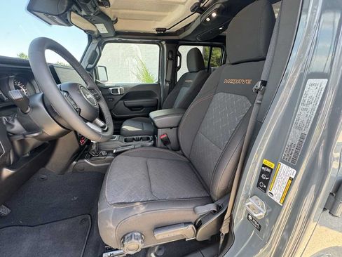 Used 2025 Jeep Gladiator Mojave w/ Convenience Group AWD/4WD image 6