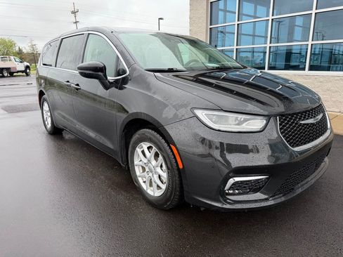 Used 2023 Chrysler Pacifica Touring-L FWD image 3