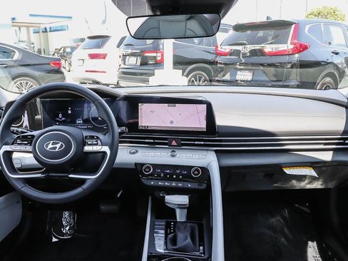 Used 2026 Hyundai Elantra Limited FWD image 17