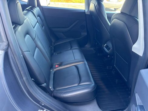 Used 2021 Tesla Model Y Long Range image 12