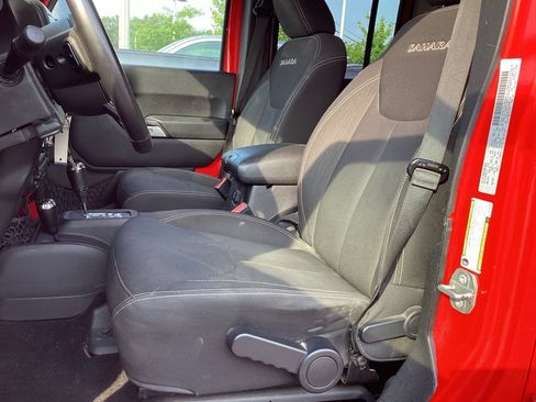 Used 2016 Jeep Wrangler Unlimited Sahara w/ Connectivity Group AWD/4WD image 10