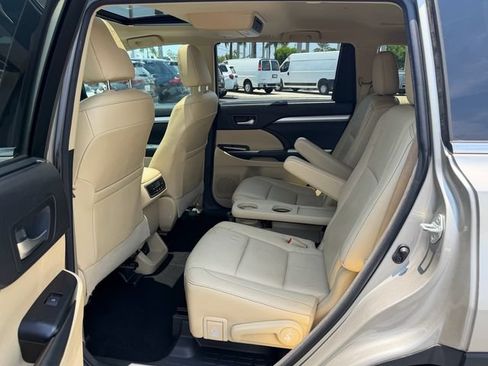 Used 2015 Toyota Highlander XLE FWD image 13