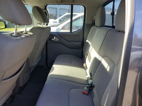 Used 2021 Nissan Frontier SV w/ Midnight Edition Floor Mats image 11