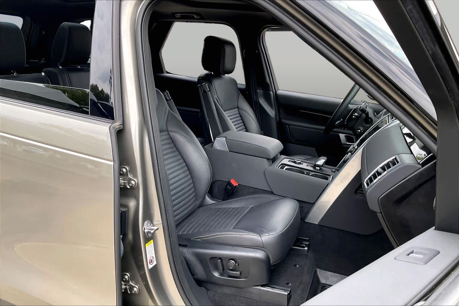 Used 2025 Land Rover Discovery S AWD/4WD image 9