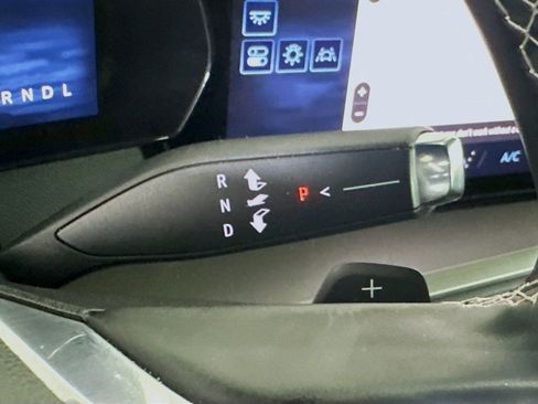 Used 2025 Chevrolet Traverse LT image 25