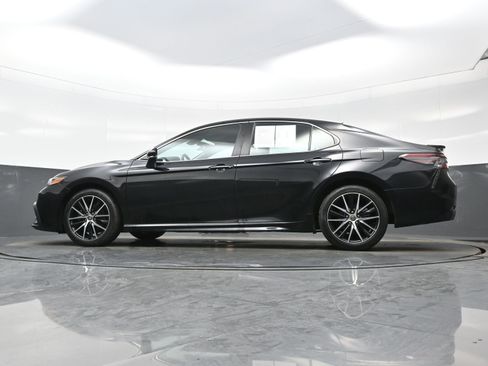 Used 2022 Toyota Camry SE FWD image 25