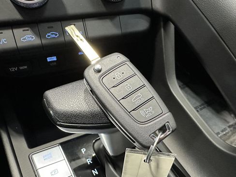 Certified 2026 Hyundai Elantra SE FWD image 28