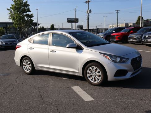 Used 2018 Hyundai Accent SE FWD image 2
