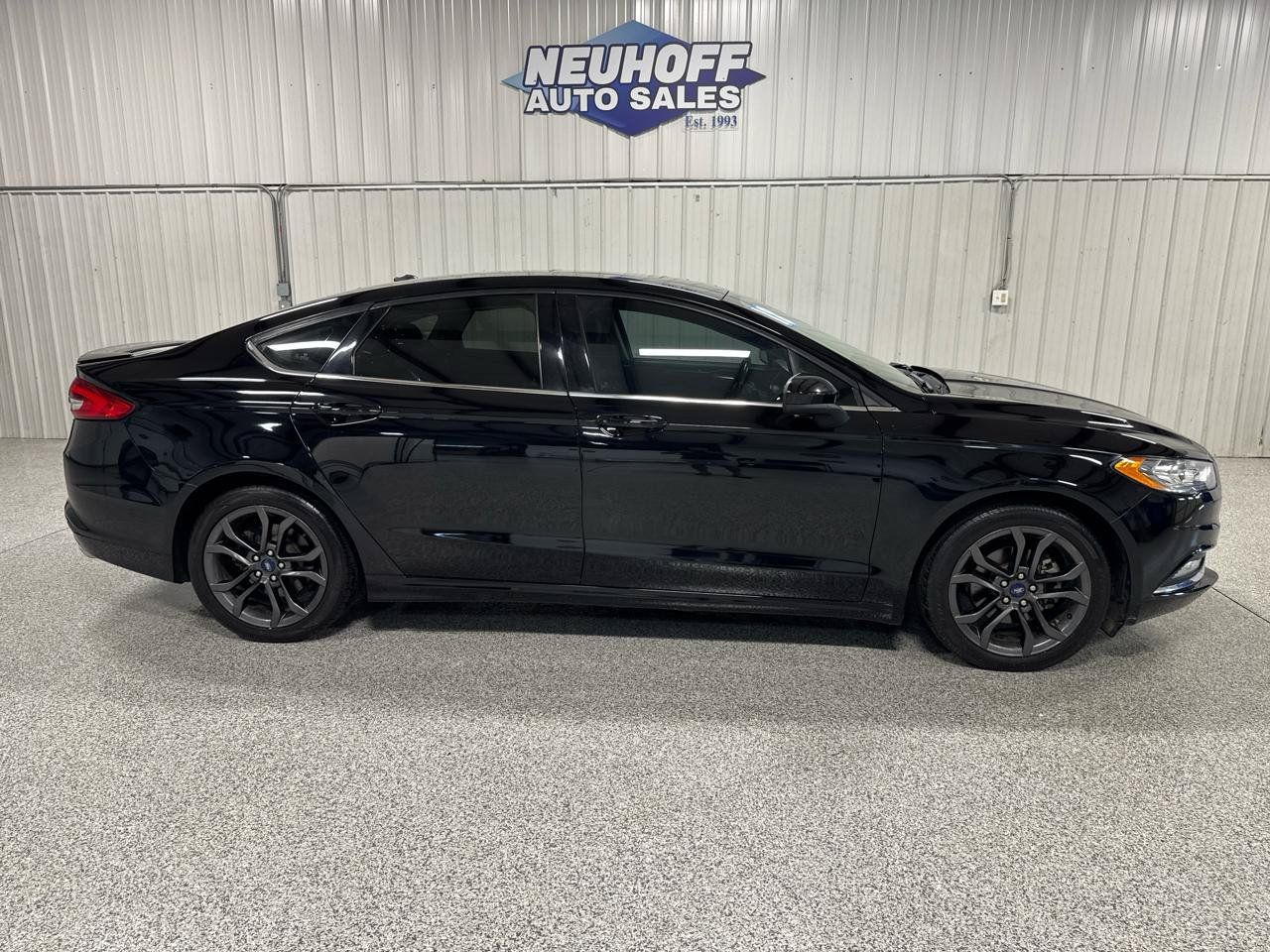 Used 2018 Ford Fusion SE w/ Equipment Group 201A FWD image 1