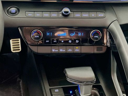 Certified 2025 Hyundai Elantra SEL image 16