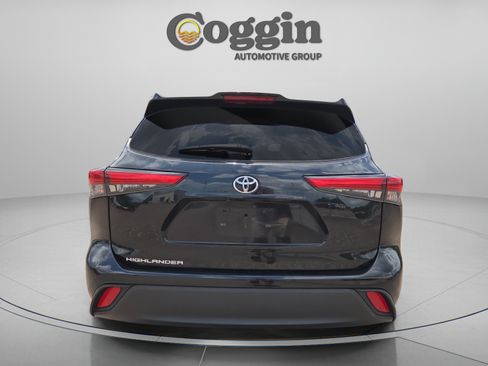 Used 2022 Toyota Highlander L FWD image 4