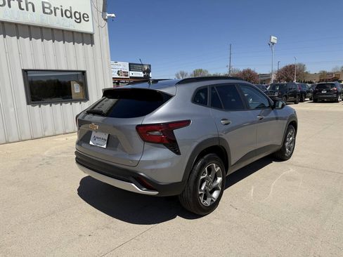 Used 2025 Chevrolet Trax LT w/ LT Convenience Package FWD image 4