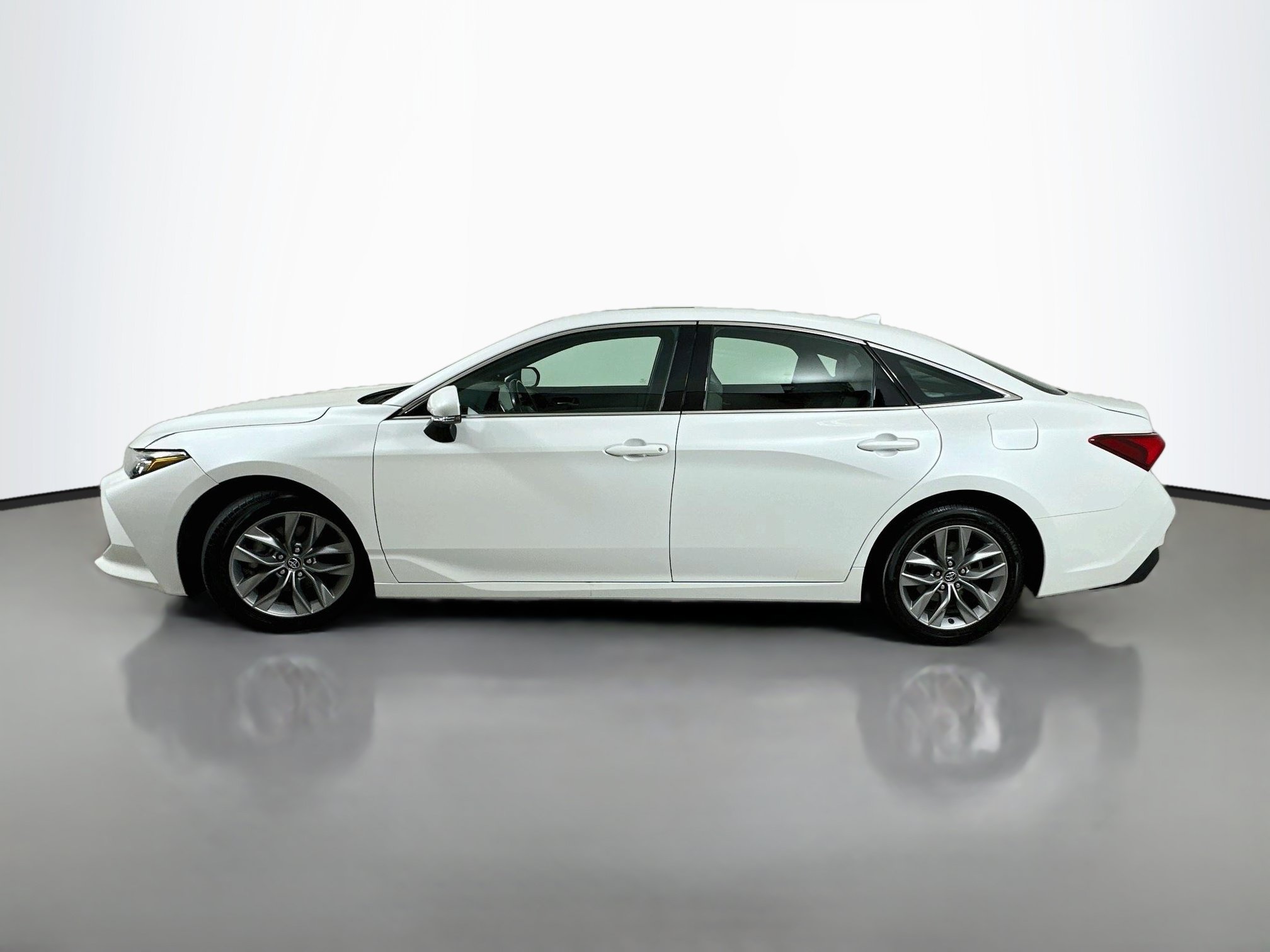 Used 2019 Toyota Avalon XLE w/ Moonroof Package FWD image 4