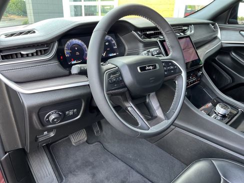 Used 2025 Jeep Grand Cherokee Limited w/ Black Appearance Package AWD/4WD image 57