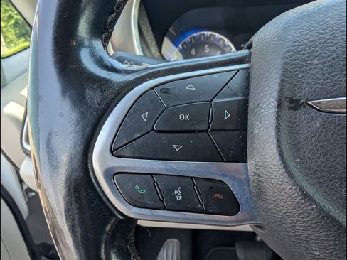 Used 2020 Chrysler Pacifica Touring-L FWD image 18