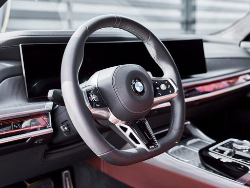 Used 2025 BMW 760i xDrive w/ Premium Package AWD/4WD image 38