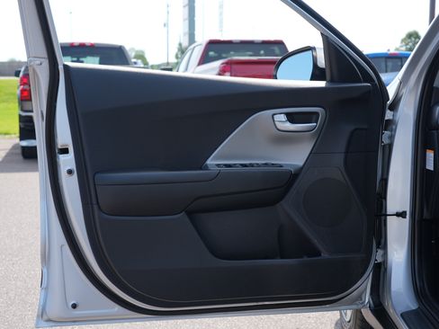 Used 2017 Kia Niro LX FWD image 18