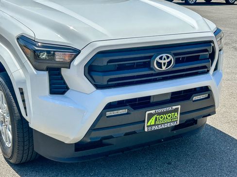 Used 2025 Toyota Tacoma SR5 AWD/4WD image 5