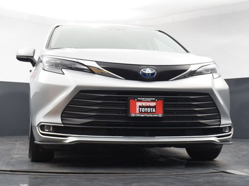 Used 2024 Toyota Sienna XLE image 33
