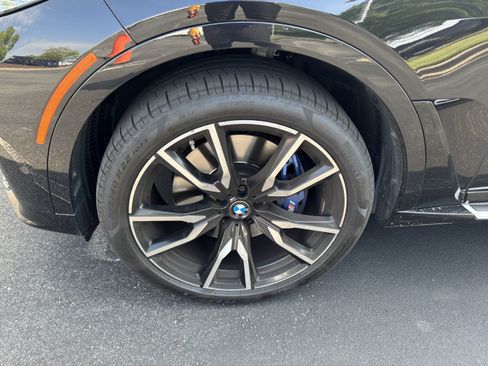 Used 2022 BMW X7 xDrive40i w/ M Sport Package AWD/4WD image 11
