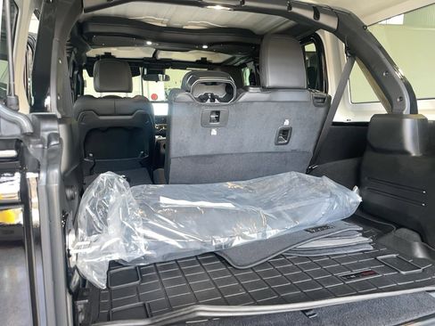 Used 2024 Jeep Wrangler Unlimited Sahara image 9