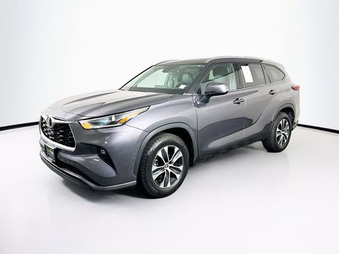 Used 2021 Toyota Highlander XLE image 3