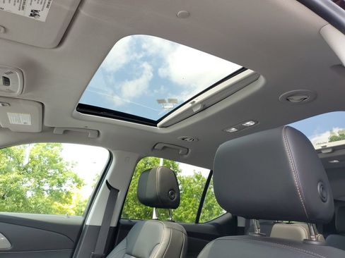 Used 2021 Chevrolet Traverse LT w/ LT Premium Package AWD/4WD image 7