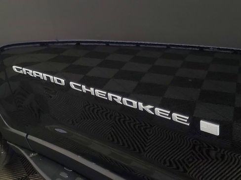 Used 2024 Jeep Grand Cherokee Limited image 6