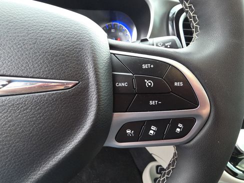 Used 2024 Chrysler Pacifica Touring-L image 19