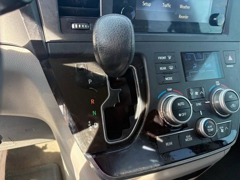 Used 2017 Toyota Sienna LE image 20