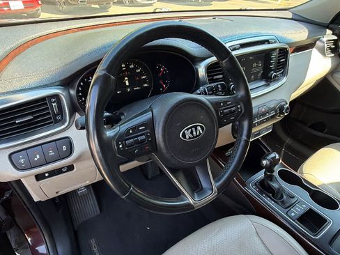 Used 2017 Kia Sorento EX w/ EX V6 Premium Package AWD/4WD image 10