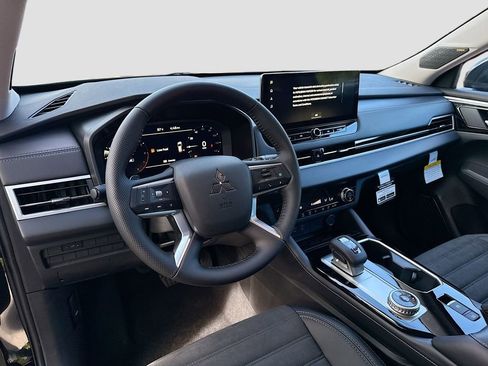 New 2025 Mitsubishi Outlander SE image 9