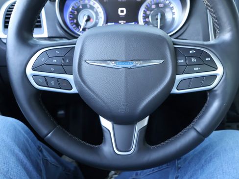 Used 2018 Chrysler 300 Limited image 48