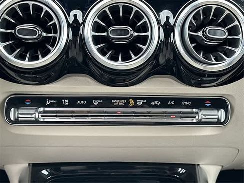 Used 2025 Mercedes-Benz GLB 250 4MATIC image 16