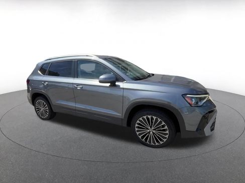 Used 2025 Volkswagen Taos SE FWD image 2